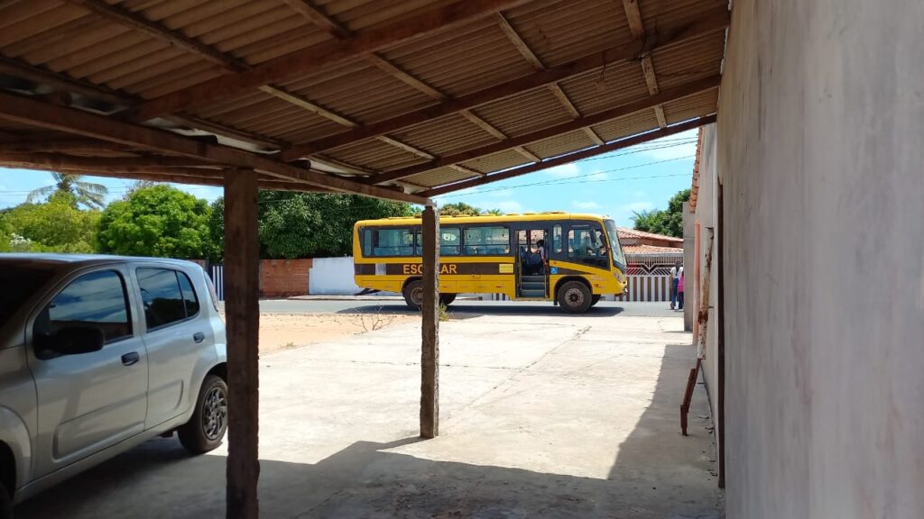 Ônibus escolares circularam apenas pela manhã da segunda-feira (13). (Foto: Reprodução)