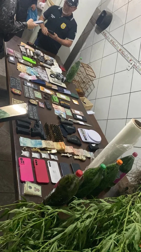 Policiais apreenderam drogas, armas, balanças de precisão e aparelhos celulares durante a operação. (Foto: Divulgação/Polícia Civil)