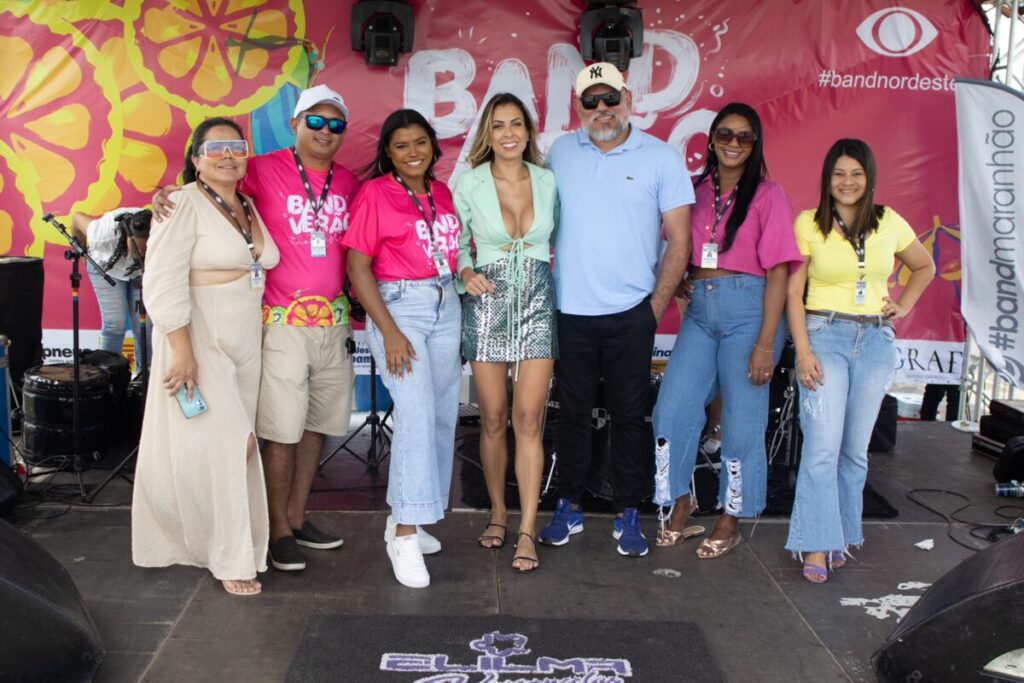 Diretor-geral da Band Maranhão posa para fotos ao lado da apresentadora do Band Mulher Maranhão, Bárbara Rodrigues e parte da equipe de produção da atração. (Foto: Divulgação/Band Maranhão)