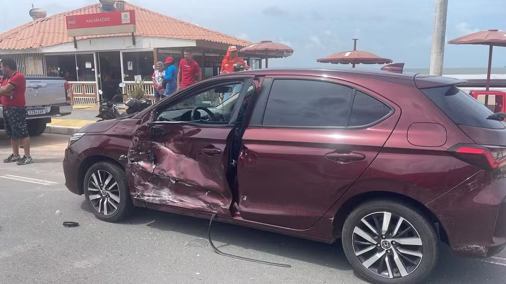 Vítima colidiu contra veículo que saiu de estacionamento na Avenida Litorânea, em São Luís. (Foto: Divulgação/BPTur)  