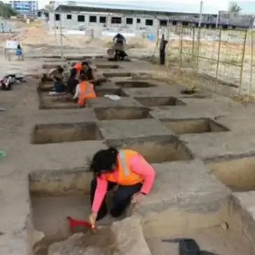 Ao todo, foram descobertas 43 ossadas humanas e mais de 100 mil peças arqueológicas, como fragmentos de cerâmica, ferramentas de pedra, conchas e carvão. (Foto: Divulgação/IPHAN)