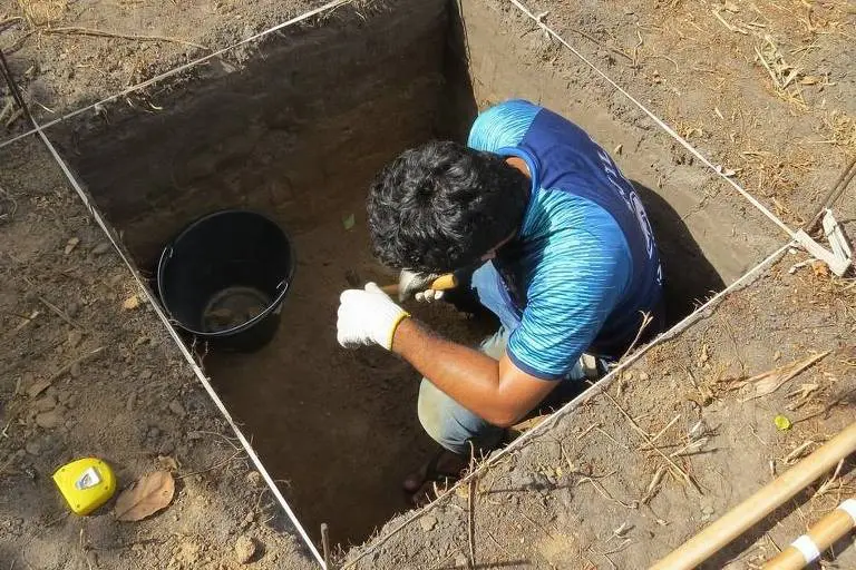 Ao todo, foram descobertas 43 ossadas humanas e mais de 100 mil peças arqueológicas, como fragmentos de cerâmica, ferramentas de pedra, conchas e carvão. (Foto: Divulgação/IPHAN)